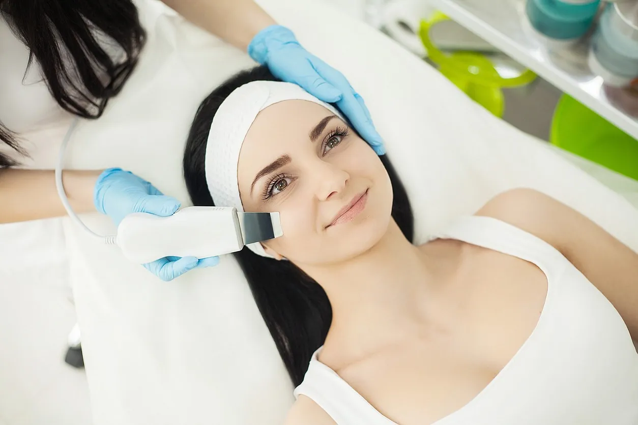 mujer en camilla tratamiento facial